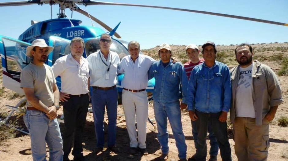 Image Photo— Governor of Neuquen, Jorge Sapag, his staff and the paleontologists at the site
